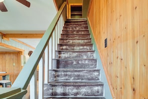 A wooden staircase with a green handrail leading to a landing. - Mindenmines Farm Getaway Near Pittsburg (Mindenmines)