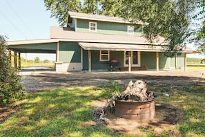 A two-story house with a porch and a barbecue grill. - Mindenmines Farm Getaway Near Pittsburg (Mindenmines)