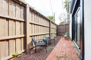 Terrace/patio - The Lincoln Retreat | 3 Blocks to Forsyth | Shops (Savannah)
