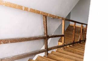 Una escalera de madera con barandilla de metal.