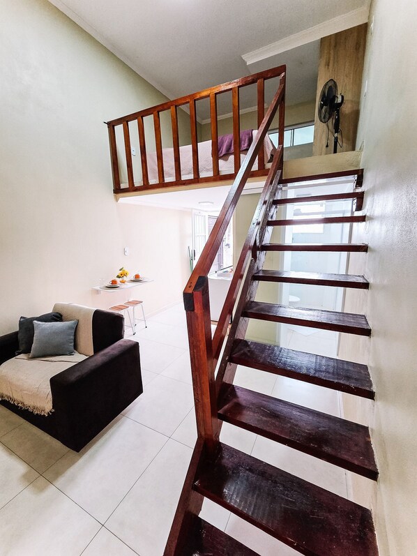 Una escalera con barandillas de madera que conduce a un piso superior.