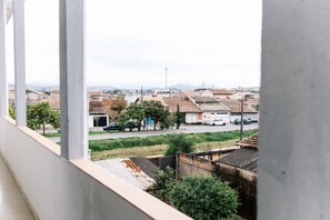 Zona residencial amb cases, un carrer i una serralada de muntanyes a la distància.