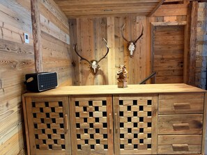 A wooden cabin interior with a desk, two antler skulls on the wall, and a small figurine. - Chalet 'Le Manoir Valloire Ski' (Valloire)