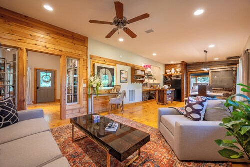 Stunning 3,000 sq ft Blue Ridge Pkwy Guest House 30 Acres/Pond/Hot Tub/Game Room