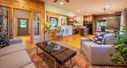 Stunning 3,000 sq ft Blue Ridge Pkwy Guest House 30 Acres/Pond/Hot Tub/Game Room