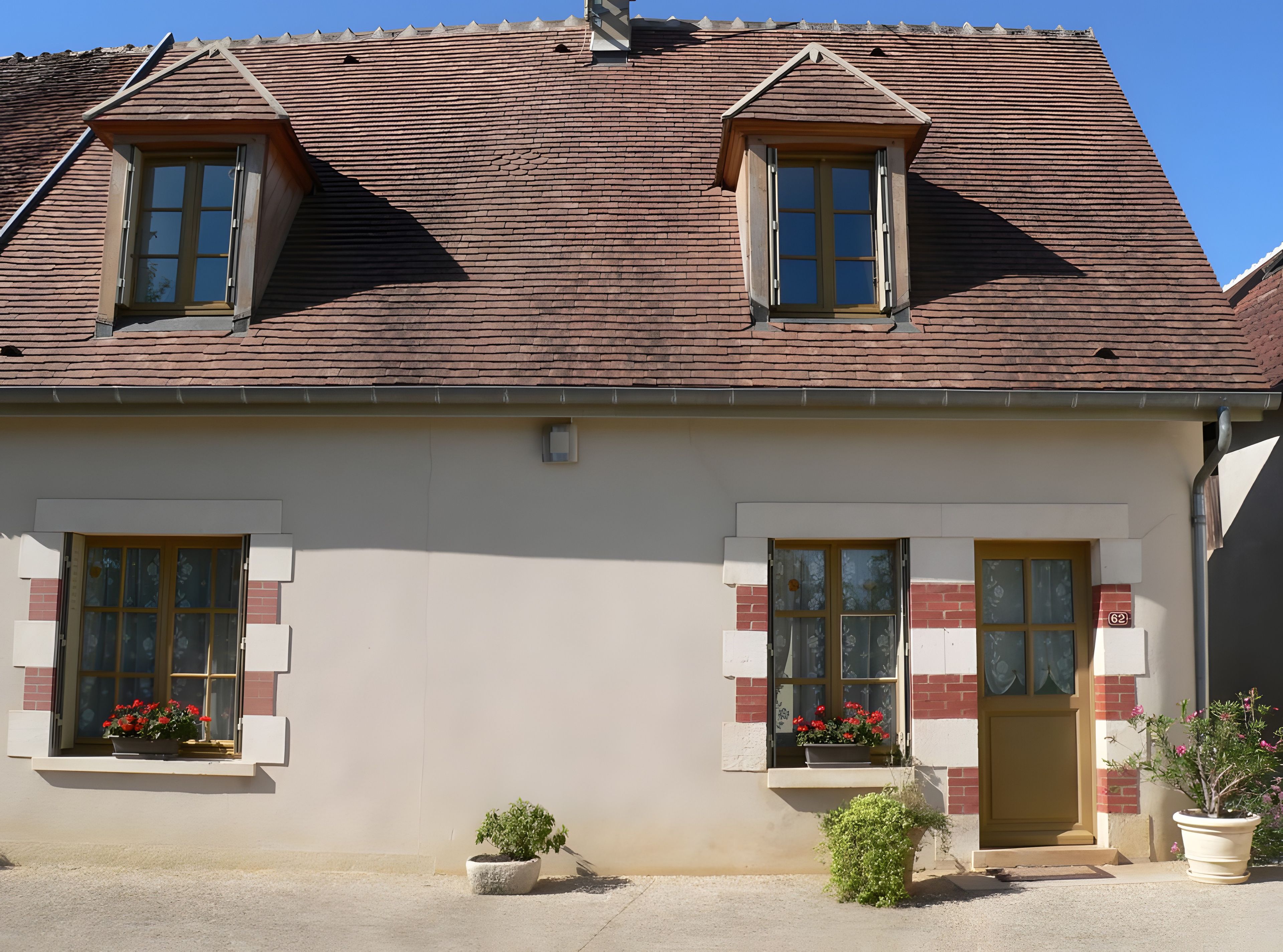 Ein zweistöckiges Haus mit Satteldach, zwei Fenster mit Fensterläden und einer Tür.