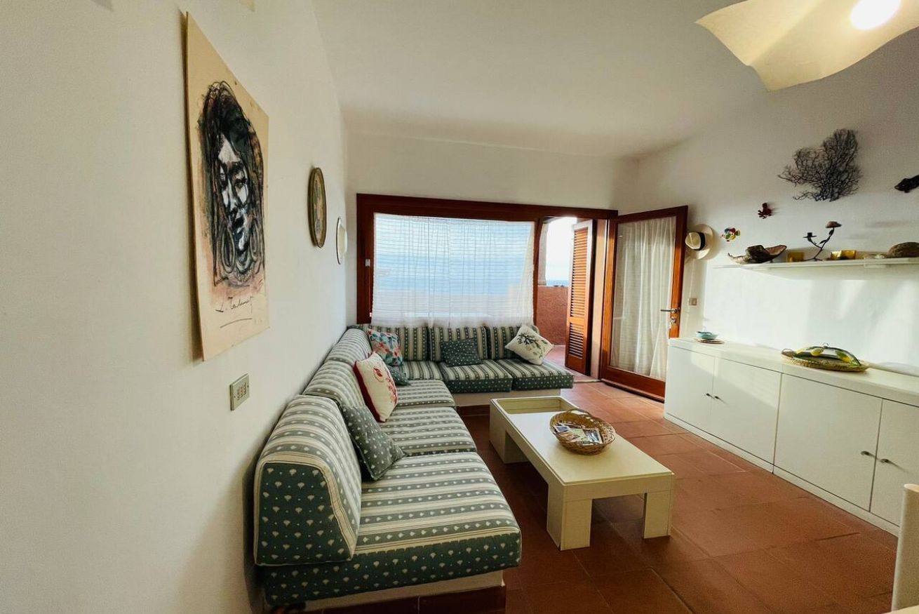 Ein Wohnzimmer mit einer Sofagarnitur, einem Couchtisch und einem Schrank.