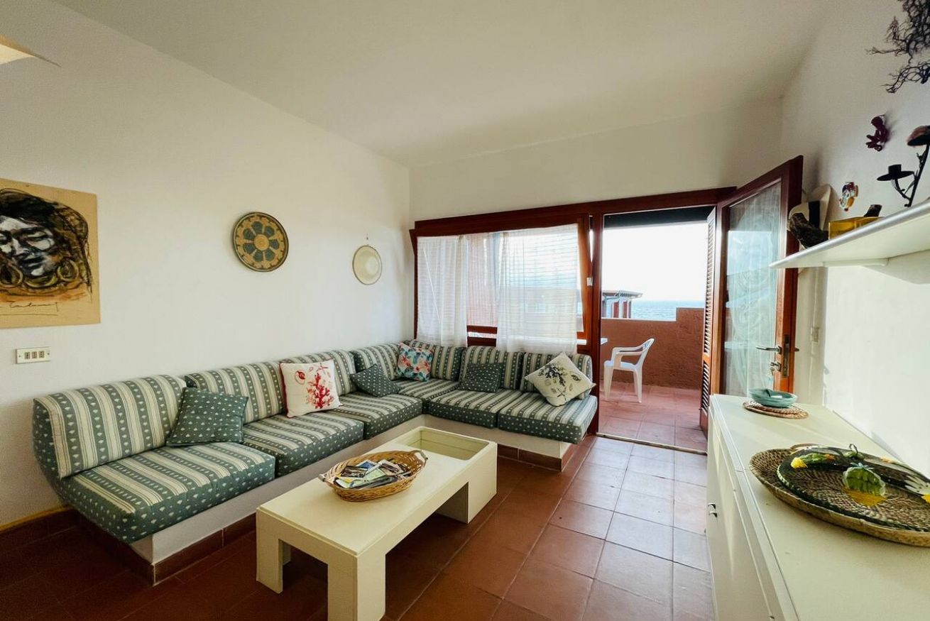 Un salon comprenant un canapé, une table basse et un coin repas avec une table et des chaises.