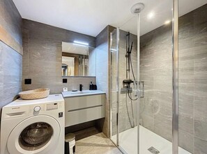 Bathroom - Vrbo Property (Les Gets)