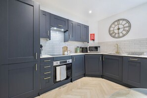 Private kitchen - Central Brighton 2BR | Sleeps 4 | Near Seafront (Brighton and Hove)