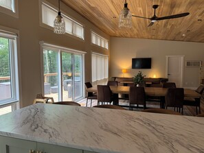 Dining - 28 Ring Rock / Modern Lake House in Northern Ontario (Gooseneck Lake) (Whitestone)