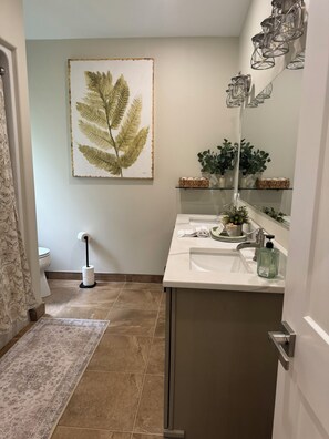 Bathroom - 28 Ring Rock / Modern Lake House in Northern Ontario (Gooseneck Lake) (Whitestone)