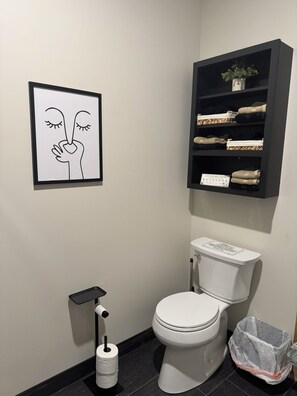 Bathroom - 28 Ring Rock / Modern Lake House in Northern Ontario (Gooseneck Lake) (Whitestone)