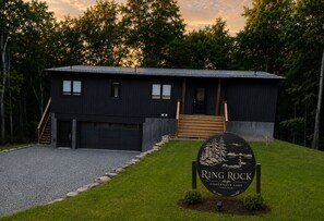 Exterior - 28 Ring Rock / Modern Lake House in Northern Ontario (Gooseneck Lake) (Whitestone)