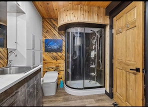 Bathroom - Cottage with attached Tiny house, close to lakes (Westree)