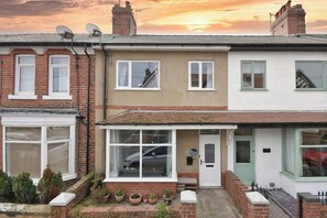 Exterior - Sea Escape - Convenient location (North Yorkshire)