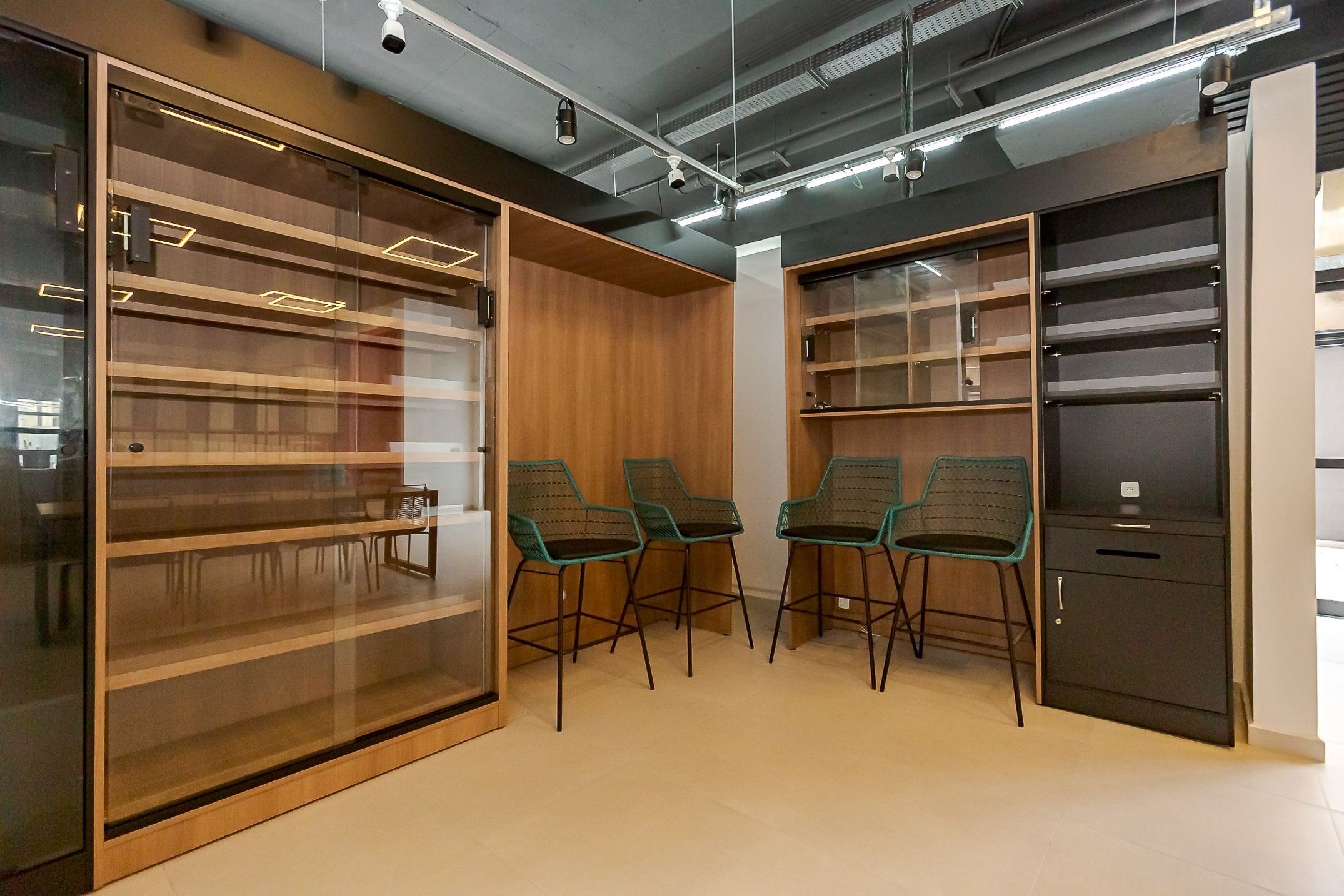 Un espace de bureau moderne doté d’étagères ouvertes, d’un espace de réunion avec des chaises et d’un meuble de classement.