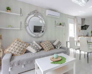 Living area - Beautiful 2-bedroom apartment in Benalbeach with ocean views. (Benalmádena Costa)