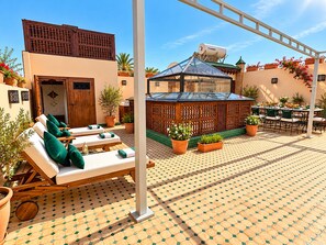 Outdoor dining - Palais Tedya (Marrakech)