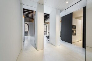 A modern interior with a minimalist design, featuring a kitchen area with contemporary appliances and a visible dining space. - Apartments Florence - Signoria Farine Panoramic view (Firenze)