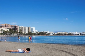 Beach - First-row apartment with wonderful ocean views (Benalmádena)