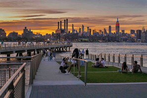 Un paseo marítimo con el horizonte de la ciudad al fondo.