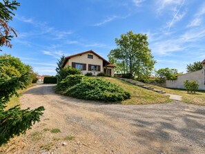 A two-story house with a gravel driveway leading to a front door. - Comfortable house, pets allowed - 6 guests (SAINT CYPRIEN)