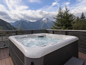 A hot tub on an outdoor deck with a mountain view. - Contemporary chalet with jacuzzi - 12 guests (Les Deux Alpes)
