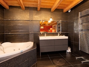 A modern bathroom with a freestanding bathtub, dual sinks, and a large mirror. - Contemporary chalet with jacuzzi - 12 guests (Les Deux Alpes)