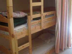 A bunk bed with two levels, each with a mattress and pillows. - Charming T2 at the foot of the slopes - 5 guests (Arêches-Beaufort)