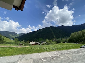 A parking lot with a view of a valley and mountains. - Charming T2 at the foot of the slopes - 5 guests (Arêches-Beaufort)