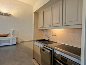 A kitchen with a microwave, sink, dishwasher, and stove. - Apartment in Flaine Forêt - 6 guests (Flaine)