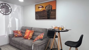 Living area - Cozy, fully equipped, and furnished studio apartment with private parking and a terrace (Blois)