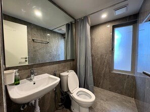 Ein modernes Badezimmer mit Waschbecken, Toilette und Spiegel.
