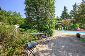 A garden with a pool, surrounded by trees and shrubs. - Reflet De Provence - Proche d'Avignon (Le Thor)