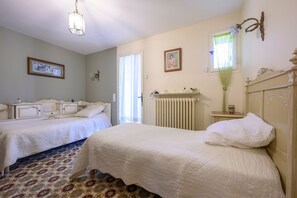 A bedroom with two beds, a radiator, a window with curtains, and a picture on the wall. - Reflet De Provence - Proche d'Avignon (Le Thor)