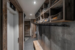 A hallway with wooden walls, a bench, and shelves with items. - Le Refuge du Bez - Pistes de ski à 100m (La Salle-les-Alpes)