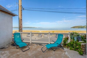 A balcony with two turquoise chairs facing a beach. - Villa Les Mouettes - Face à la baie (Saint-Michel-en-Grève)