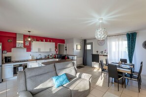 Eine moderne Wohnung mit Küche, Essbereich und Wohnzimmer.
