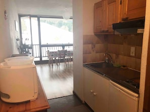 Private kitchen - Apartment 'Studio in The Heart Of Les Aillons' with Balcony (Aillon-le-Jeune)