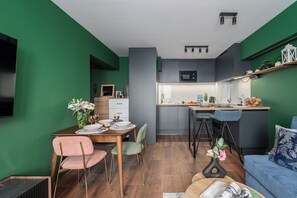 Une cuisine moderne équipée d’un four à micro-ondes, d’un évier et d’un plan de travail en bois.