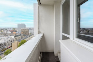 A narrow balcony with a window overlooking a cityscape. - Lumina 2BR Apart w/ Parking I Center (Łódź)