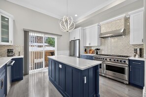 Private kitchen - Luxury Queens Village - 4Br 4.5Ba - Rooftop Patio (Philadelphia)