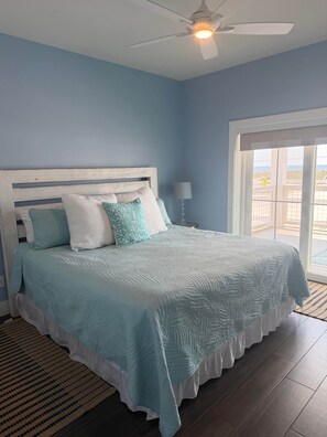 A bedroom with a bed, a ceiling fan, a nightstand, and a window. - Seas The Day Navarre (Navarre)