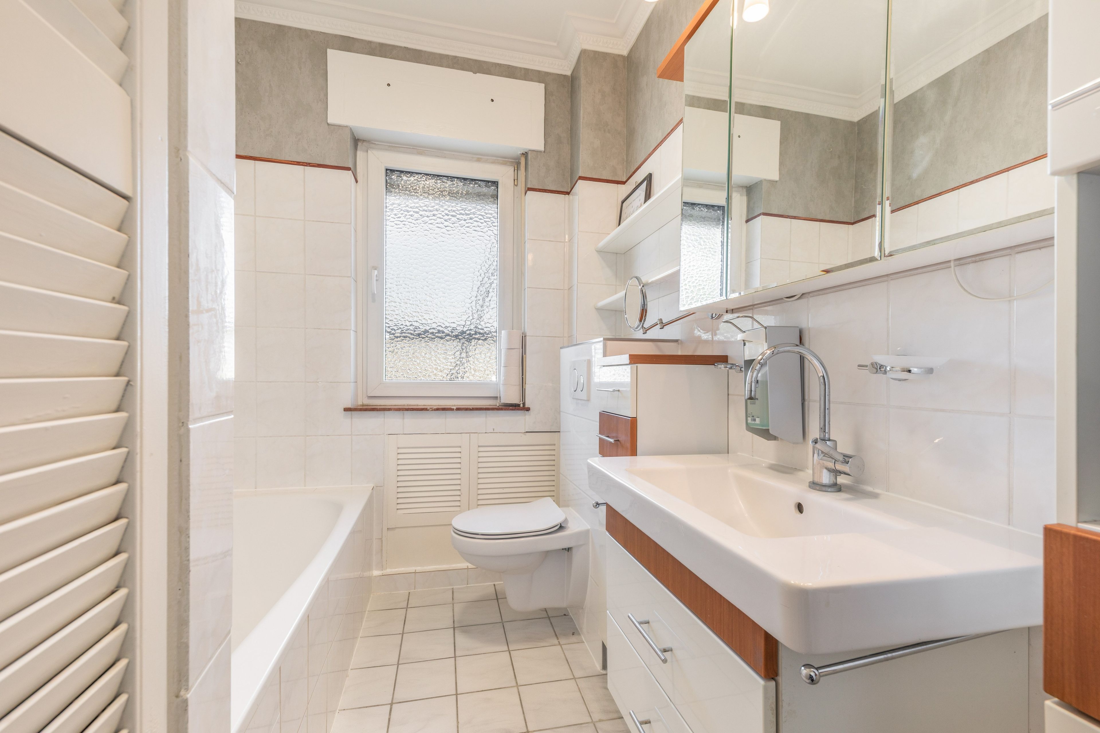 Ein Badezimmer mit Badewanne, Toilette und Waschbecken.