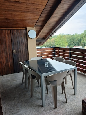 Outdoor dining - Apartment 'Unterkunft Langenselbold' with Shared Garden and Balcony (Langenselbold)