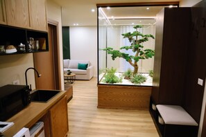 Una cocina moderna con armarios de madera, un lavamanos y una encimera.