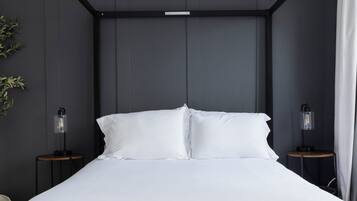 Una camera da letto moderna con un letto grande, due comodini e una lampada a sospensione.