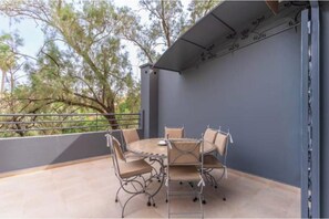 Outdoor dining - Nomad Living 2BR • 5min from Jardin Majorelle (Marrakech)