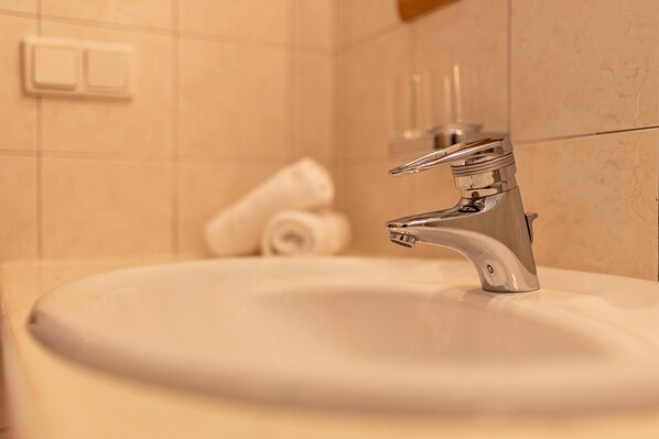 Bathroom - Apartment 'Peintenhof Typ B2' with Mountain View, Balcony & Wi-Fi (Campo Tures)